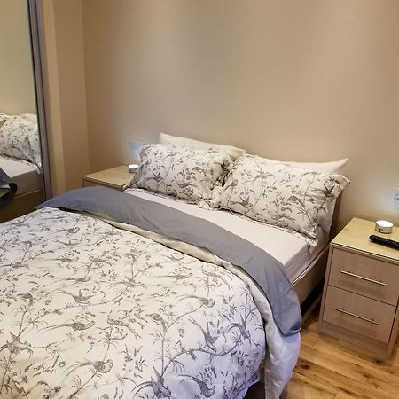 London Luxury Apartment 4 Bedroom Sleeps 12 People With 4 Bathrooms 1 Min Walk From Station Wanstead Exterior foto