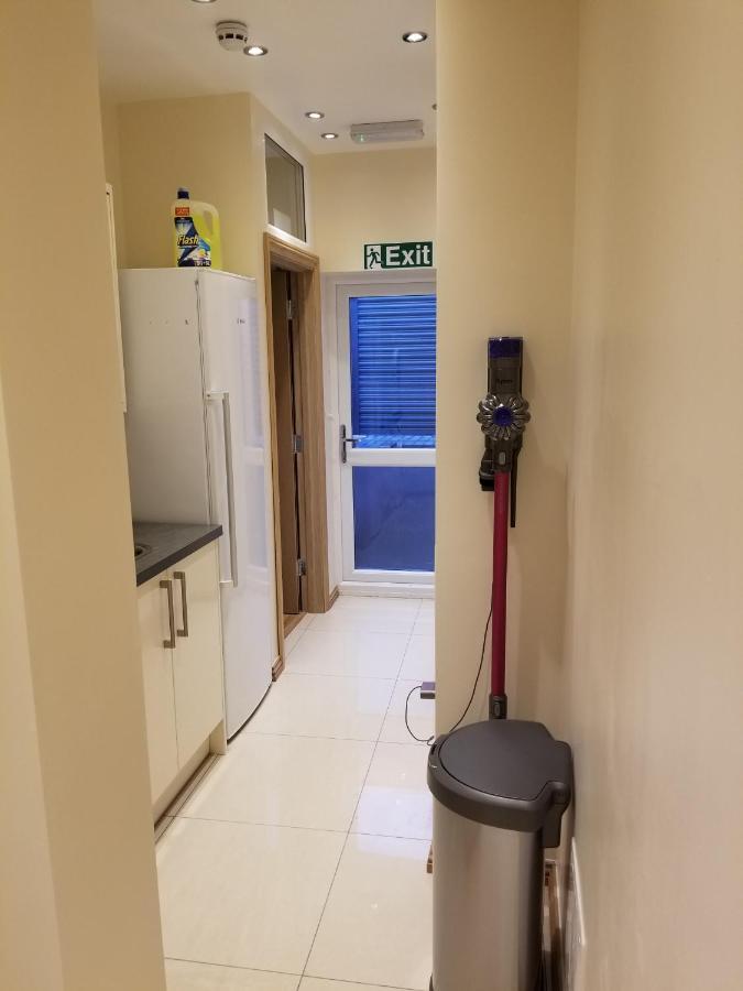London Luxury Apartment 4 Bedroom Sleeps 12 People With 4 Bathrooms 1 Min Walk From Station Wanstead Exterior foto