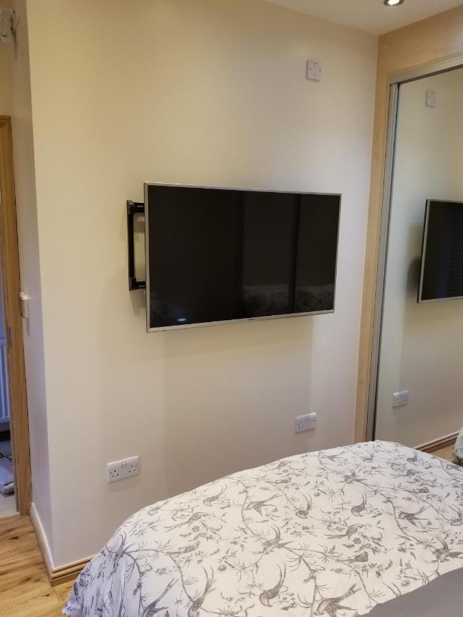 London Luxury Apartment 4 Bedroom Sleeps 12 People With 4 Bathrooms 1 Min Walk From Station Wanstead Exterior foto