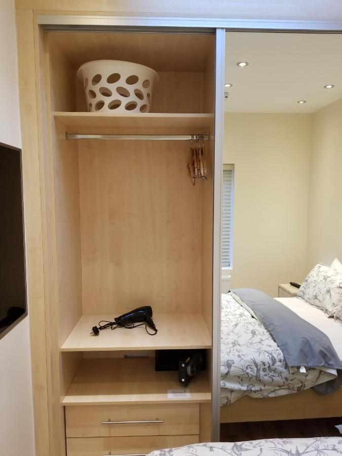 London Luxury Apartment 4 Bedroom Sleeps 12 People With 4 Bathrooms 1 Min Walk From Station Wanstead Exterior foto